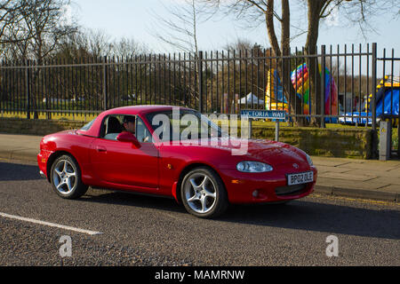 2002 Red Mazda MX-5 S-VT-Sport 1840cc Benzin Roadster auf der North-West Supercar Veranstaltung als Autos und Touristen in der Küstenstadt ankommen. Die Autos sind an der Strandpromenade von der Stange, da Liebhaber von klassischen und Sportfahrzeugen das warme Wetter für einen Tag im Auto nutzen. Stockfoto