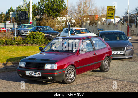 1993 90er Jahre roter VW Volkswagen Polo Cl, 1,05 CL 3d Coupé beim North-West Classic Event, wenn Autos und Touristen an einem warmen Frühlingstag im Küstenresort ankommen. Autos sind Stoßstange an Stoßstange auf der Strandpromenade, während Liebhaber von Oldtimern das warme Wetter für einen Motorausflug nutzen. Stockfoto