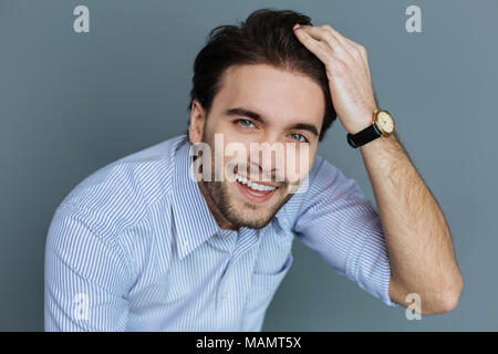 Porträt einer schönen glücklicher Mann sein Haar berühren Stockfoto