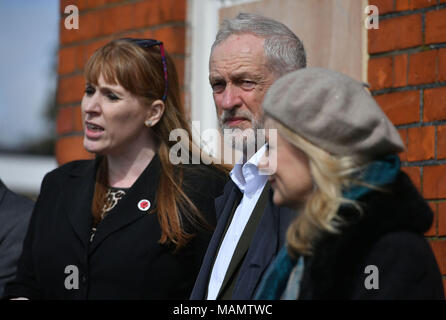 Labour-Chef Jeremy Corbyn mit der Schattenpädagogiksekretärin Angela Rayner (links) und dem Parlamentsabgeordneten von Batley und Spen Tracy Brabin (rechts) vor der Old Pinehurst Library in Swindon über Labours Kampf gegen Kürzungen von Kindern und Jugenddiensten. Stockfoto