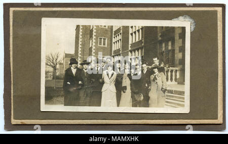 Horizontal, schwarz-weiß Foto zeigt eine Gruppe von jungen Männern und Frauen die Studenten im Winter tragen gekleidet und stand vor der Soldan High School. Bild ursprünglich aus einem Scrapbook. Titel: Foto von Studenten vor der Soldan High School, ca, 1914. ca. 1914. Stockfoto