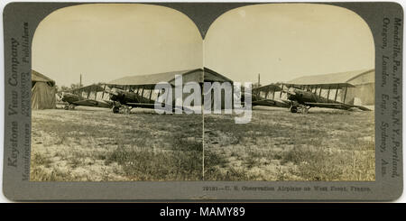 Horizontale, Sepia stereocard zeigt zwei Flugzeuge, die in der Erde, in einem Gebiet mit großen Zelte im Hintergrund. Keystone Stereograph Nummer 19191. Der Titel lautet: 'U.S. Beobachtung Flugzeug auf West Front, Frankreich.' Titel: 'U.S. Beobachtung Flugzeug auf West Front." zwischen ca. 1914 und ca. 1918. Keystone View Company Stockfoto