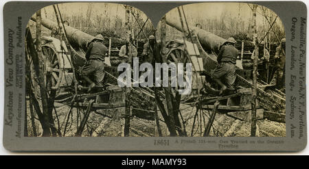 Horizontale, Sepia stereocard zeigt drei uniformierte Französische Soldaten arbeiten mit einem 155 mm Field Artillery Kanone. Keystone Stereograph Nummer 18651. Der Titel lautet: "Eine Französische 155-mm. Gewehr auf die Deutschen Gräben ausgebildet." Titel: "Eine Französische 155-mm. Gewehr auf die Deutschen Gräben ausgebildet." zwischen ca. 1914 und ca. 1918. Keystone View Company Stockfoto