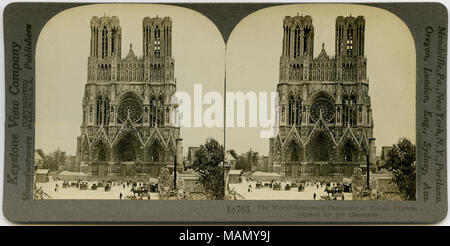 Horizontale, Sepia stereocard mit einer nach vorne gerichteten Blick auf die Kathedrale in Reims, Frankreich, mit sichtbaren Schäden aus dem Krieg, einschließlich einer eingestürzten Dach. Keystone Stereograph Nummer 18765. Der Titel lautet: "Der weltberühmten Kathedrale von Reims, Frankreich, von den Deutschen zerstört. Titel: "Die weltberühmte Kathedrale von Reims, Frankreich, von den Deutschen zerstört. . Zwischen ca. 1914 und ca. 1918. Keystone View Company Stockfoto