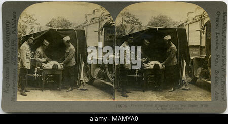 Horizontale, Sepia stereocard zeigt drei uniformierte Männer, die ein x-ray von einem Mann lag auf einem Tisch. Keystone Stereograph Nummer 18608. Der Titel lautet: "Französische Feldlazarett - Suche Bullet mit X-Ray Machine." Titel: "Französische Feldlazarett - Suche Bullet mit X-Ray Machine'. . Zwischen ca. 1914 und ca. 1918. Keystone View Company Stockfoto
