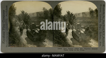 Horizontale, Sepia stereocard zeigen mehrere Tanks auf einem Feldweg mit uniformierten Männern entlang marschieren. Keystone Stereograph Nummer 18676. Der Titel lautet: 'Wie Frankreich ihre Kämpfer - Renault Tanks gehen nach vorne." Titel: "Renault Tanks gehen nach vorne." zwischen ca. 1914 und ca. 1918. Keystone View Company Stockfoto