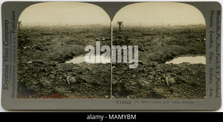 Horizontale, Sepia stereocard zeigt eine offene, schlammiges Feld mit Ablagerungen verstreut herum. Keystone Stereograph Anzahl V 18840. Der Titel lautet: "No Man's Land in der Nähe von Lens, Frankreich." Titel: "No Man's Land in der Nähe von Lens, Frankreich." zwischen ca. 1914 und ca. 1918. Keystone View Company Stockfoto