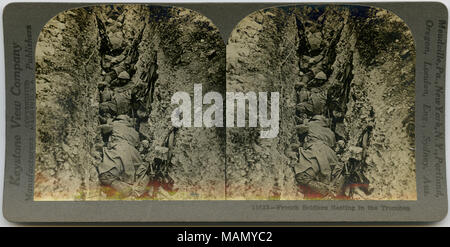 Horizontale, Sepia stereocard angezeigt uniformierte Französische Soldaten in einem Graben, sich auszuruhen. Keystone Stereograph Nummer 18633. Der Titel lautet: "französische Soldaten in den Schützengräben ausruhen." französische Soldaten Titel: "In den Gräben ruht." zwischen ca. 1914 und ca. 1918. Keystone View Company Stockfoto