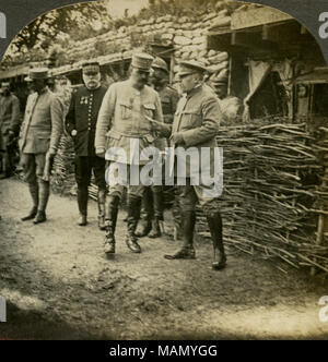 Horizontale, Sepia stereocard zeigt der französische Präsident Raymond Poincare und Marschall Joseph Joffre Treffen mit uniformierten Beamten. Keystone Stereograph Anzahl V 18826. Der Titel lautet: "Präsident Pincare und Marschall Joffre, die Quartiere der Offiziere an der Somme vorne." Titel: "Präsident Poincare und Marschall Joffre an der Somme vorne.". 1916. Keystone View Company Stockfoto