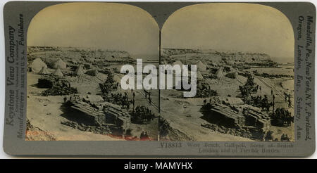 Horizontale, Sepia stereocard angezeigt Strand Landschaft, wo Männer und Pferdewagen, um Stapel von Verbrauchsmaterialien. Keystone Stereograph Anzahl V 18813. Der Titel lautet: "West Beach, Gallipoli, Szene des Britischen Landung und der schrecklichen Kämpfe." Titel: 'West Beach, Gallipoli, Szene des Britischen Landung." zwischen ca. 1915 und ca. 1916. Keystone View Company Stockfoto