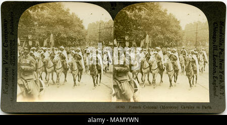 Horizontale, Sepia, stereocard angezeigt uniformierte Männer zu Pferd marschieren in einer Parade. Keystone Stereograph Nummer 18743. Der Titel lautet: "aus der französischen Kolonialzeit (Marokko) Kavallerie in Paris.' Titel: 'französisch-kolonialen Kavallerie." zwischen ca. 1914 und ca. 1918. Keystone View Company Stockfoto