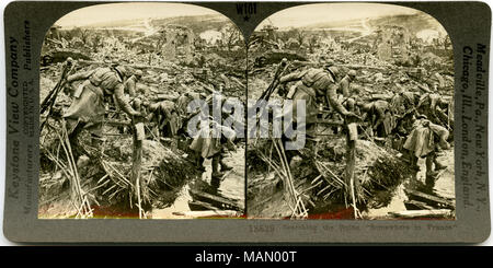 Horizontale, Sepia stereocard angezeigt uniformierte Französische Soldaten durch die Ruinen eines französischen Dorf suchen. Keystone Stereograph Nummer 18629. Der Titel lautet: "Suchen die Ruinen, die irgendwo in Frankreich '.' Titel: 'Suchen die Ruinen, die irgendwo in Frankreich '.'. zwischen ca. 1914 und ca. 1918. Keystone View Company Stockfoto