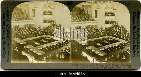 Horizontale, Sepia stereocard zeigen ein großes Zimmer mit Delegierten um Tabellen, die zu einem Quadrat angeordnet sind sitzt gefüllt. Die oberen Galerien sind auch mit Menschen gefüllt. Keystone Stereograph Nummer 23314. Der Titel lautet: 'Abrüstung Konferenz in Session, kontinentales Hall von D.A.R.. Washington, November 21, 1921.' Titel: 'Konferenz Delegieren in der Sitzung, kontinentales Hall, Washington, D.C.". 21. November 1921. Keystone View Company Stockfoto