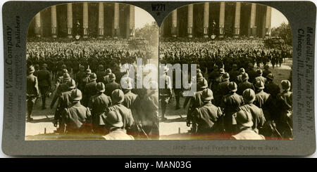 Horizontale, Sepia stereocard zeigen französische Soldaten paradieren in Paris. Keystone Stereograph Nummer 18742. Der Titel lautet: "Ons von Frankreich auf der Parade in Paris." Titel: ons von Frankreich auf der Parade in Paris.". 1918. Keystone View Company Stockfoto
