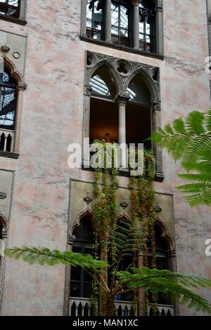 Die hängenden Nasturtiums in das Atrium des Isabella Stewart Gardner Museum im Fenway Viertel von Boston, Massachusetts, USA. Stockfoto