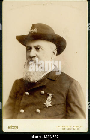 Formale büste Porträt eines nicht identifizierten Union Veteran das Tragen einer Uniform mit einer Medaille und einem Hut festgesteckt, und nach links gedreht. "Rosch" und "1513 und 1515 OLIVENÖL ST. ST. LOUIS, MO.' (Abbildung unten). Titel: Unbekannter Soldat. (Union Veteran). . Ca. 1892. Rosch, St. Louis Stockfoto