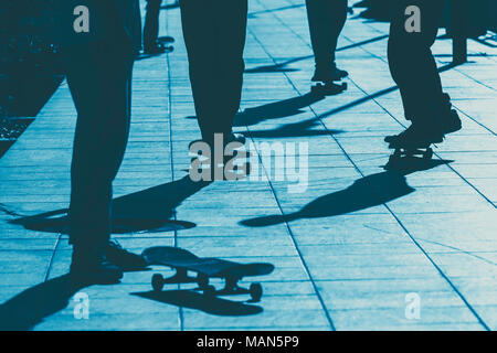 Junge Freunde holding Skateboards in Händen outdoor auf City Skate Park - jugendlich Freunden Spaß am Skaten und Musik hören außerhalb - Extremer Sport, fr Stockfoto