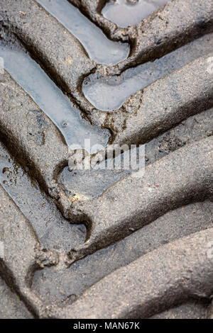 Schmierspuren auf schlammigen Straße in Landschaft. Detailansicht Detailansicht. Stockfoto