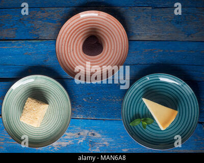 Satz von verschiedenen Kuchen auf Platten auf Blau lackiert plank Tabelle Stockfoto