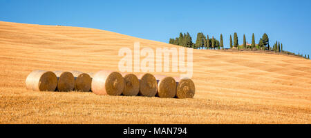 Schönen typischen Panorama Landschaft des Val d'Orcia in der Toskana mit Strohballen auf einem Feld im Sommer, Val d'Orcia, Toskana, Italien Stockfoto