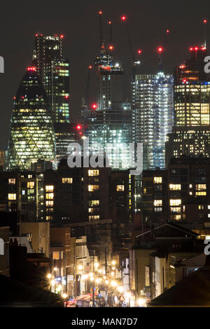 Stadt London bei Nacht, mit den verschiedenen Bauhöhen und Schichten von London, und die Vielzahl der verschiedenen Leuchten, die die Skyline konstruieren Stockfoto