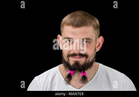 Lustig heiter bärtiger Mann stehen und Spaß über schwarzen Hintergrund. Stockfoto