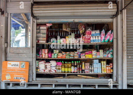 LUANG PRABANG, Laos, 29. Mai 2017, eine offene Vitrine, Fenster Holz- Shop mit gemischten Waren. Stockfoto