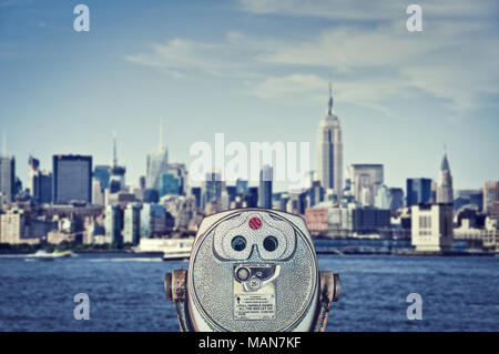 Vintage Fernglas Viewer, Skyline von Manhattan mit dem Empire State Building, New York City, USA Stockfoto