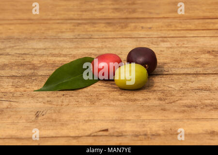 Reif und frischem Kaffee Beeren auf Holztisch. Stockfoto