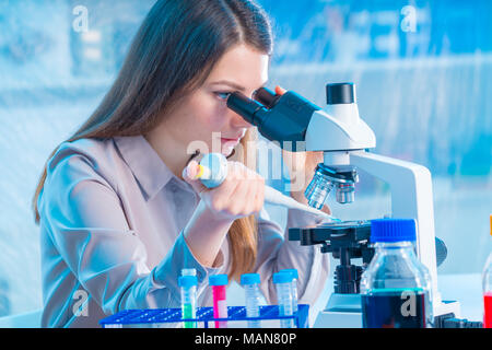 Junge Chemiker im Labor. Wissenschaftler mit Mikroskop im Labor Stockfoto