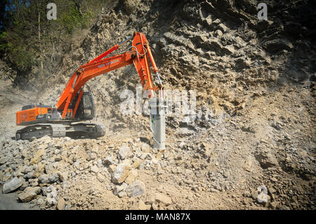 Haridwar, Indien - 25 Mar 2018: Baumaschinen von JCB, Tata Hitachi und doosan bis Clearing die gebrochene Felsen von einem Erdrutsch. Dieses allgemeine Phänomen erfordert schnelle Aktion für zu lösen Stockfoto