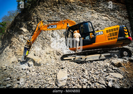 Haridwar, Indien - 25 Mar 2018: Baumaschinen von JCB, Tata Hitachi und doosan bis Clearing die gebrochene Felsen von einem Erdrutsch. Dieses allgemeine Phänomen erfordert schnelle Aktion für zu lösen Stockfoto