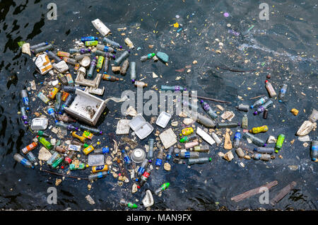 Floating Plastikflaschen und Styropor Abfall Schadstoffe eine Ecke auf den Victoria Harbour und Hong Kong. Stockfoto