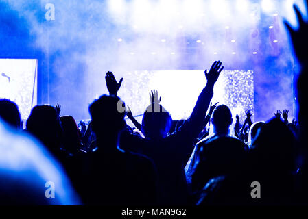 Ansicht der Rückseite Masse, die mit ausgestreckten Armen am Konzert. Summer Music Festival Konzept Stockfoto