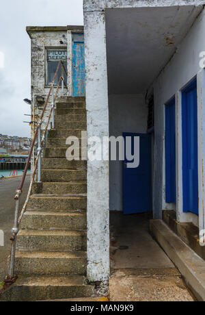 Die port authority oder hafenmeister Büros auf dem Fischerhafen von newlyn auf der cornsih Küste. Hafenmeister fishermans Büro auf newlyn Quay. Stockfoto