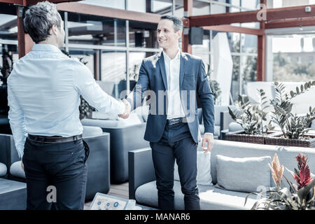 Freudige positive Geschäftsmann Begrüßung Stockfoto