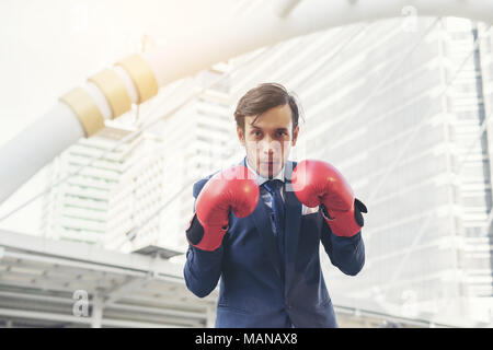 Der Geschäftsmann hand Boxhandschuh. Stockfoto