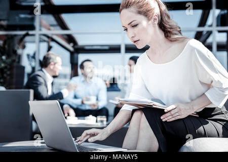 Schön angenehm Geschäftsfrau, die sich auf Ihre Arbeit Stockfoto