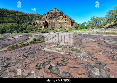 Rock Muster in der Riverbed an Porcupine Gorge National Park, mit Blick auf die Pyramide im Hintergrund, Queensland, Queensland, Australien Stockfoto