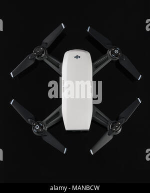 Varna, Bulgarien - 14. Februar 2018: Flying drone quadcopter Dji Spark ist mini Drone, verfügt über alle dji Signatur Technologien, die auf Bl isoliert Stockfoto