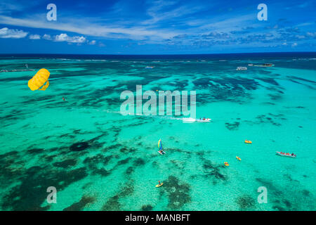 Antenne drone Ansicht der Wassersportler Meer Aktivitäten für Sport, Spaß, Freizeit oder entspannende Verfolgung in der Nähe von Punta Cana Strand. Stockfoto