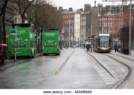 Grüne Busse und Straßenbahn Luas n Dublin, Irland als Transportsystem ist sehr modern im Stadtzentrum von Dublin. Credit: reallifephotos/Alamy Stockfoto