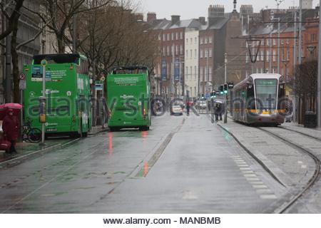 Grüne Busse und Straßenbahn Luas in der Nähe von St. Stephen's Green in Dublin, Irland als Transportsystem ist sehr modern im Stadtzentrum von Dublin Stockfoto