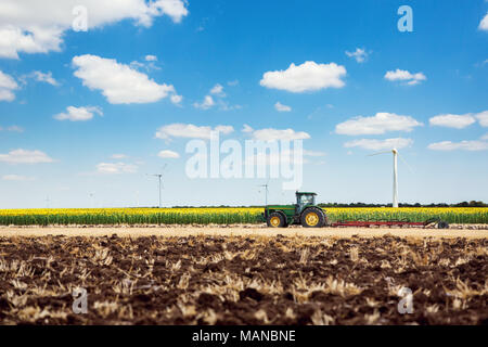 Traktor Pflügen der Felder Stockfoto