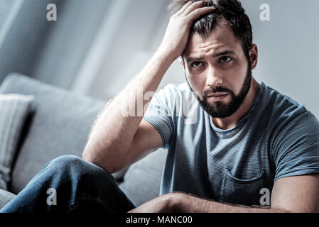 Traurige junge Menschen, der sich in einer schwierigen Situation. Stockfoto