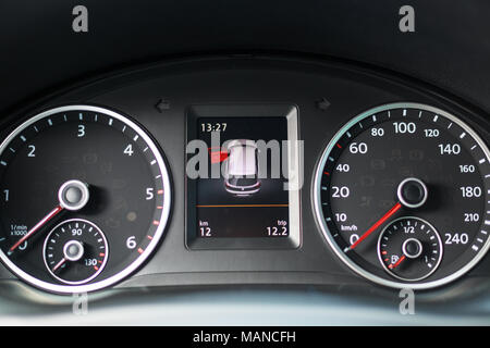 Modernes auto Armaturenbrett. Screen Multimedia System. Stockfoto
