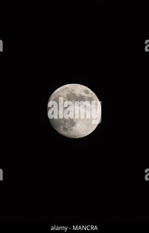 Waxing gibbous Mond, hochformatige Bild im Foto mit Mond isoliert auf schwarzen Hintergrund mit Text oder kopieren. Stockfoto