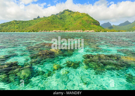 Schönen Meer mit Berg- und Resort Hintergrund in Moorae Insel Tahiti, Papeete, Französisch-Polynesien Stockfoto