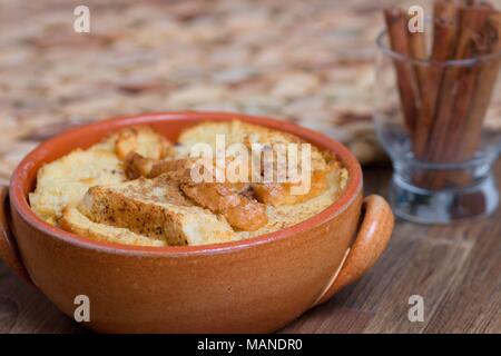 Brot und Butter Pudding im Tontopf Stockfoto