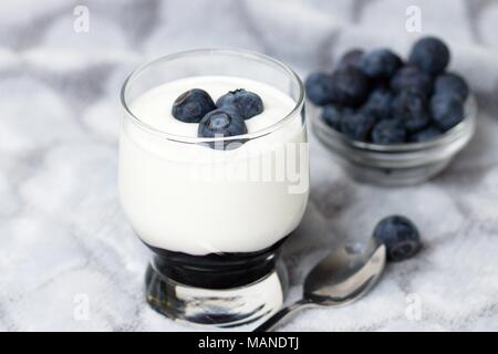 Nahaufnahme auf frischen Joghurt mit Blaubeer-marmelade auf der Unterseite der Glasbehälter Stockfoto